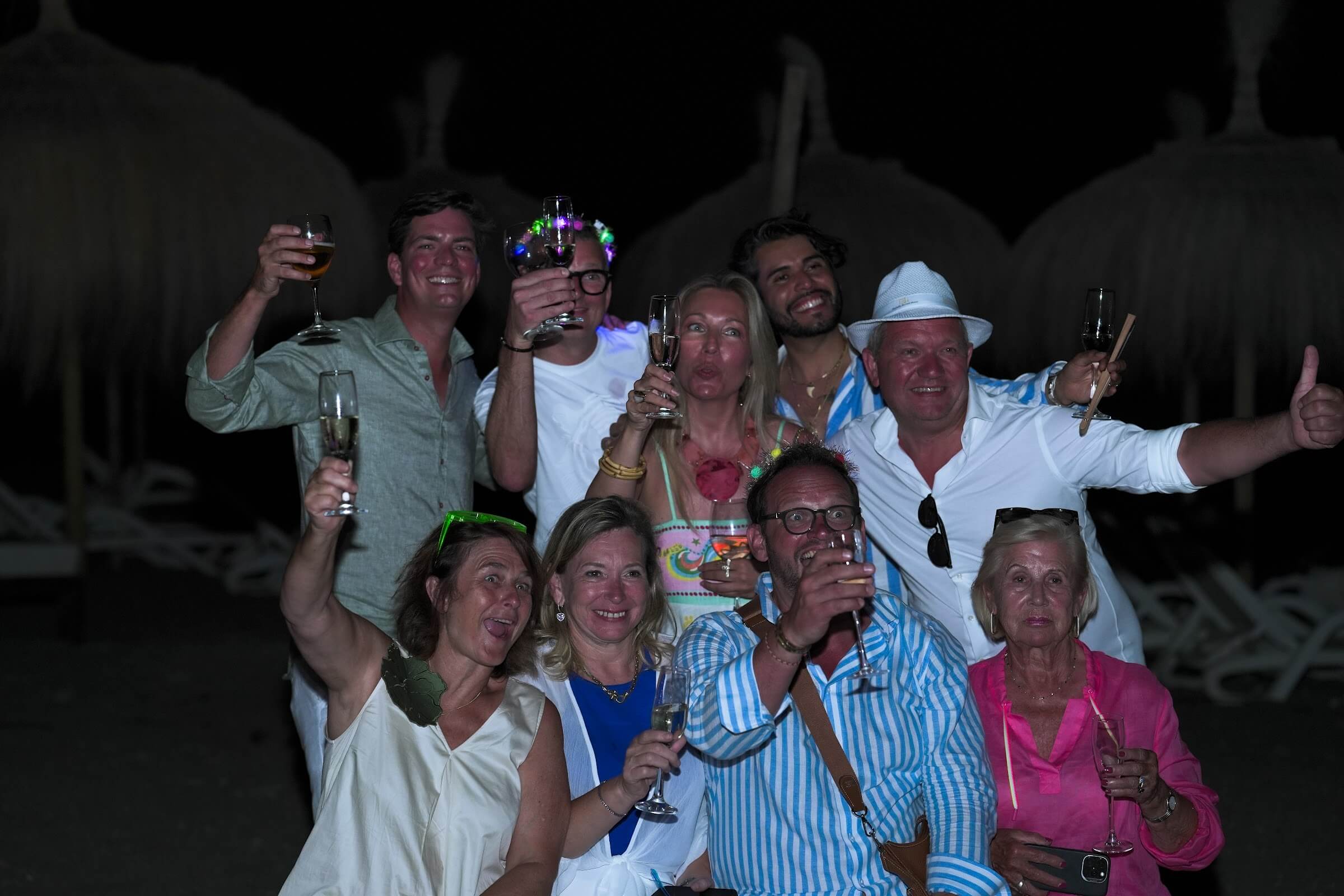 La Noche de San Juan – Community in de avond Gasten vieren La Noche de San Juan samen aan zee